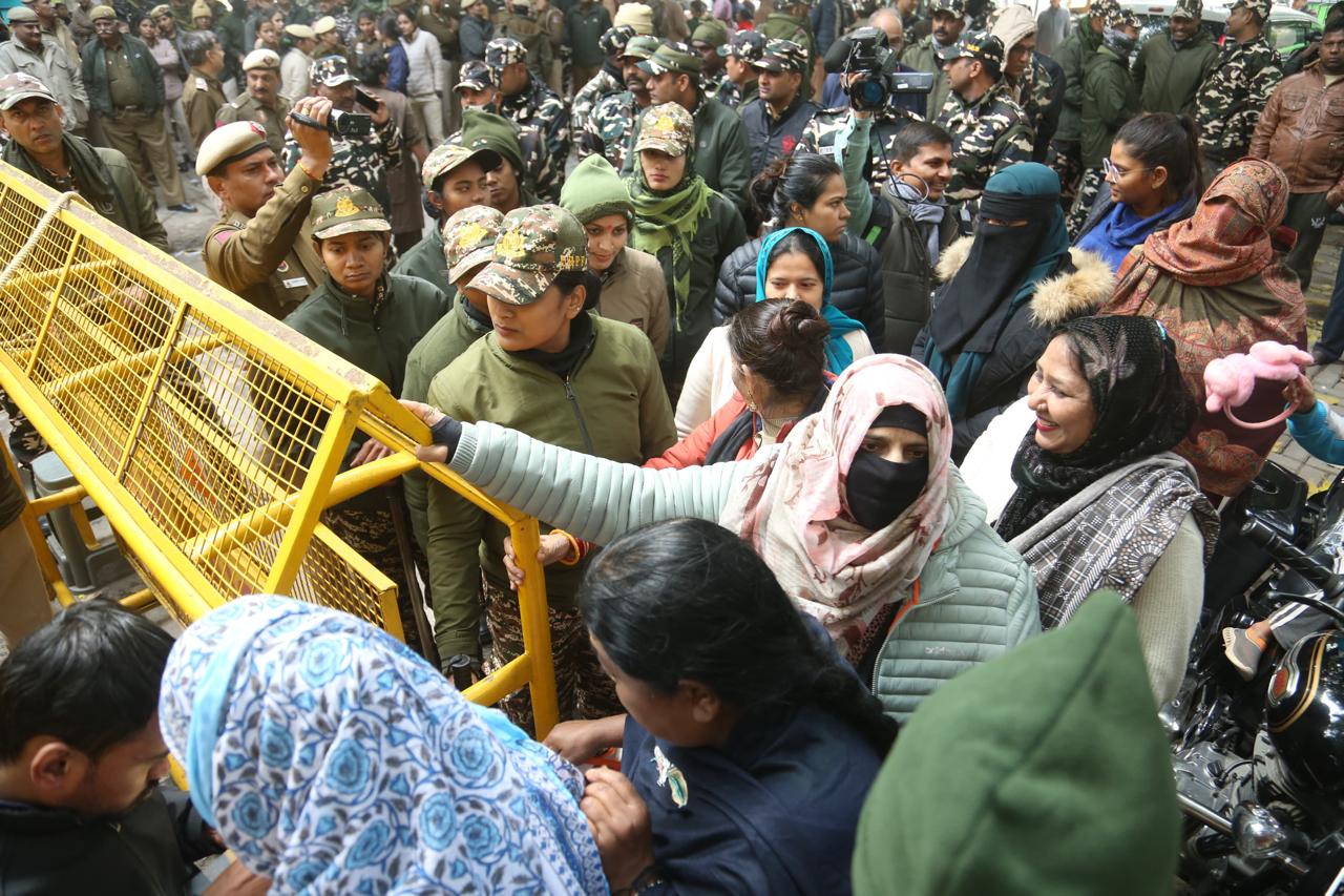 “आप” महिला विंग ने महिला वोटरों में खुलेआम पैसे बांट रहे भाजपा नेता प्रवेश वर्मा के घर पर दूसरे दिन भी बोला हल्ला